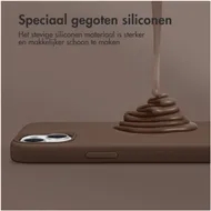 Accezz Liquid Silicone Backcover met MagSafe voor Samsung Galaxy S25 Ultra Donkerbruin