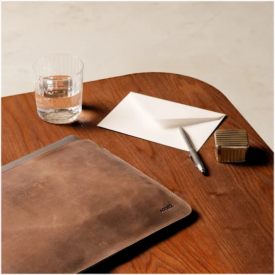Accezz Leather hoes voor MacBook 16 inch Lichtbruin