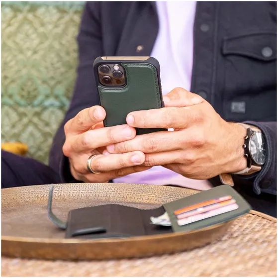 Accezz Premium Leather 2 in 1 Wallet Book Case voor Apple iPhone SE (2022 / 2020) / 8 / 7 / 6(s) Groen