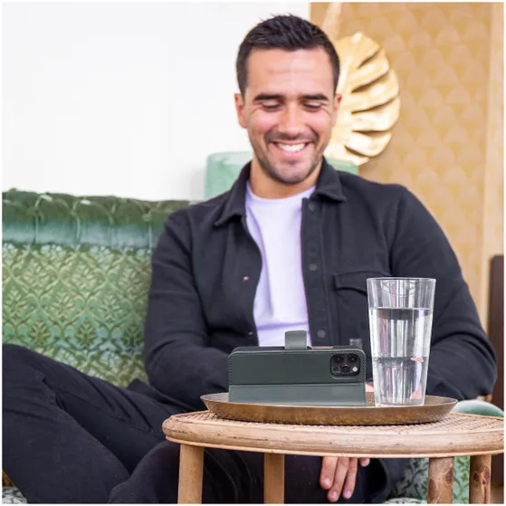 Accezz Premium Leather 2 in 1 Wallet Book Case voor Apple iPhone SE (2022 / 2020) / 8 / 7 / 6(s) Groen