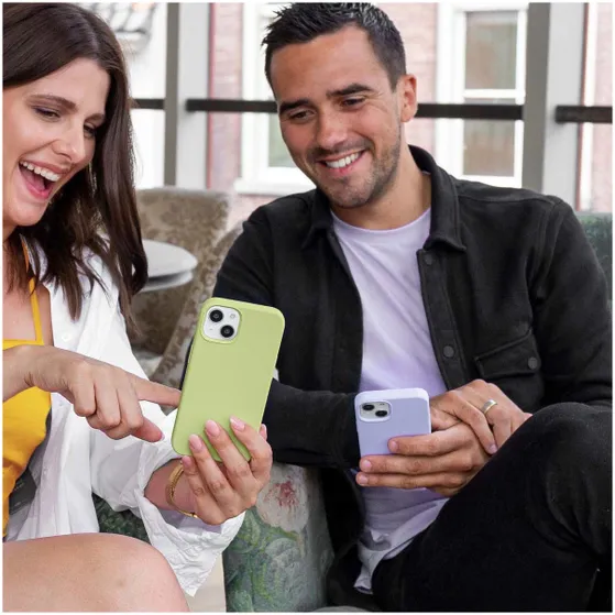 Accezz Liquid Silicone Backcover iPhone 15 Plus Groen