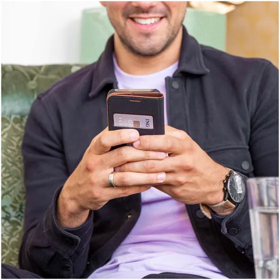 Accezz Premium Leather Slim Book Case voor Apple iPhone 13 Pro Bruin