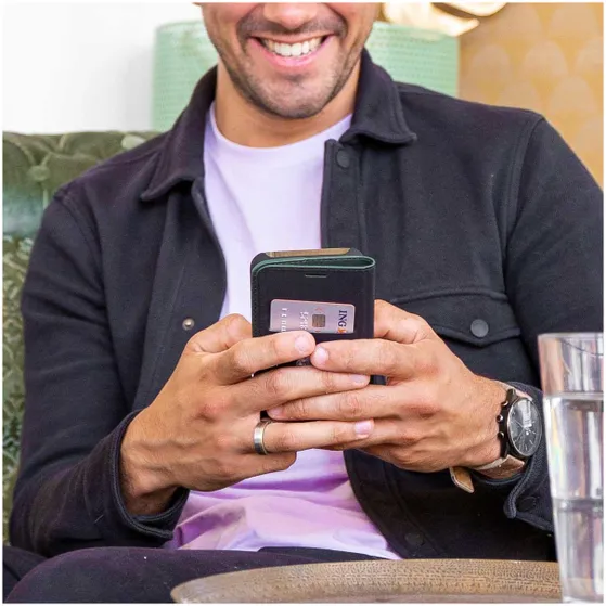 Accezz Premium Leather Slim Book Case voor Apple iPhone 13 Pro Groen