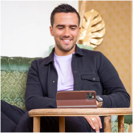 Accezz Premium Leather Slim Book Case voor Apple iPhone 13 Pro Max Bruin