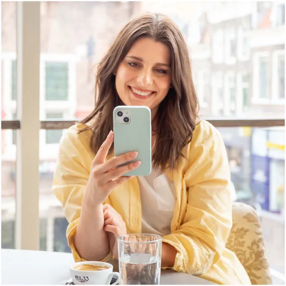 Accezz Liquid Silicone Backcover iPhone 15 Plus Lichtblauw
