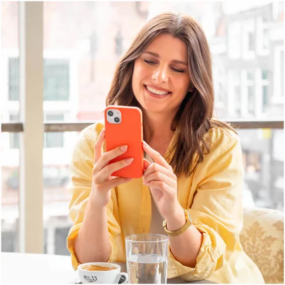 Accezz Liquid Silicone Backcover iPhone 15 Pro Max Oranje