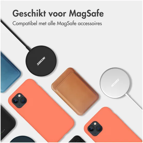 Accezz Liquid Silicone Backcover met MagSafe iPhone 15 Plus Oranje