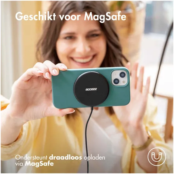 Accezz Liquid Silicone Backcover met MagSafe iPhone 15 Plus Donkergroen