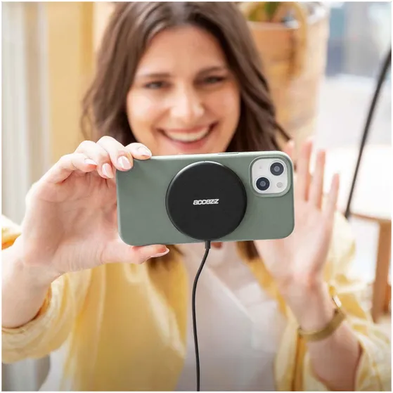 Accezz Liquid Silicone Backcover met MagSafe voor Samsung Galaxy S25 Plus Groen