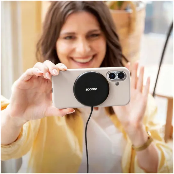 Accezz Liquid Silicone Backcover met MagSafe iPhone 16 Pro Beige