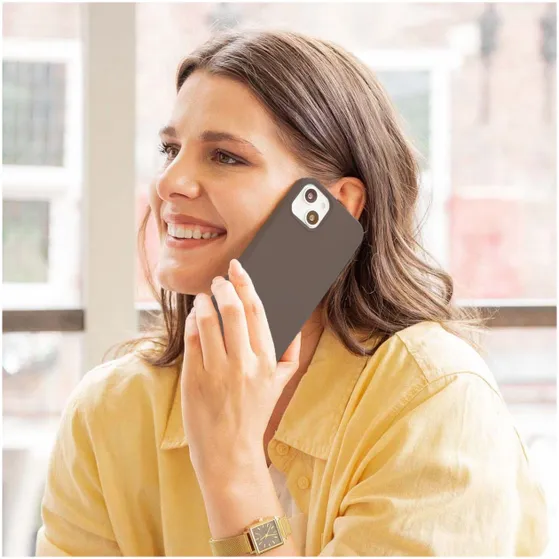 Accezz Liquid Silicone Backcover met MagSafe voor Apple iPhone 15 Bruin