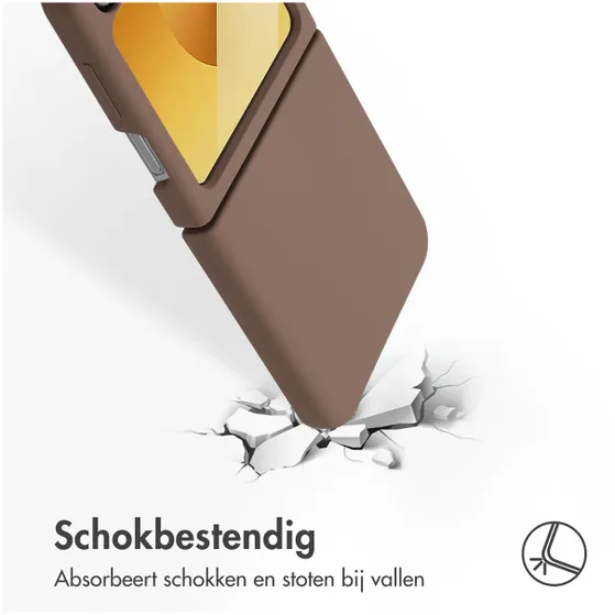 Accezz Liquid Silicone Backcover met MagSafe voor Samsung Galaxy Z Flip 6 Lichtbruin