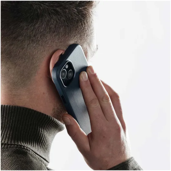 Accezz MagSafe Leather Backcover voor iPhone 16 Pro Donkerblauw