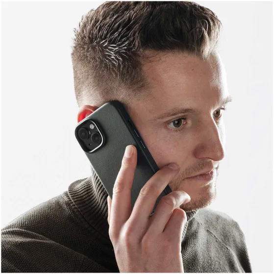 Accezz MagSafe Leather Backcover voor iPhone 16 Pro Max Donkergroen