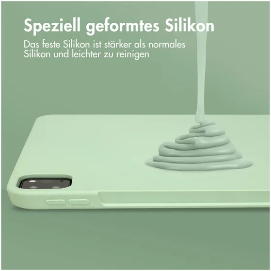 Accezz Liquid Silicone Backcover met penhouder iPad Pro 12.9 (2022) / Pro 12.9 (2021) / Pro 12.9 (2020) Groen