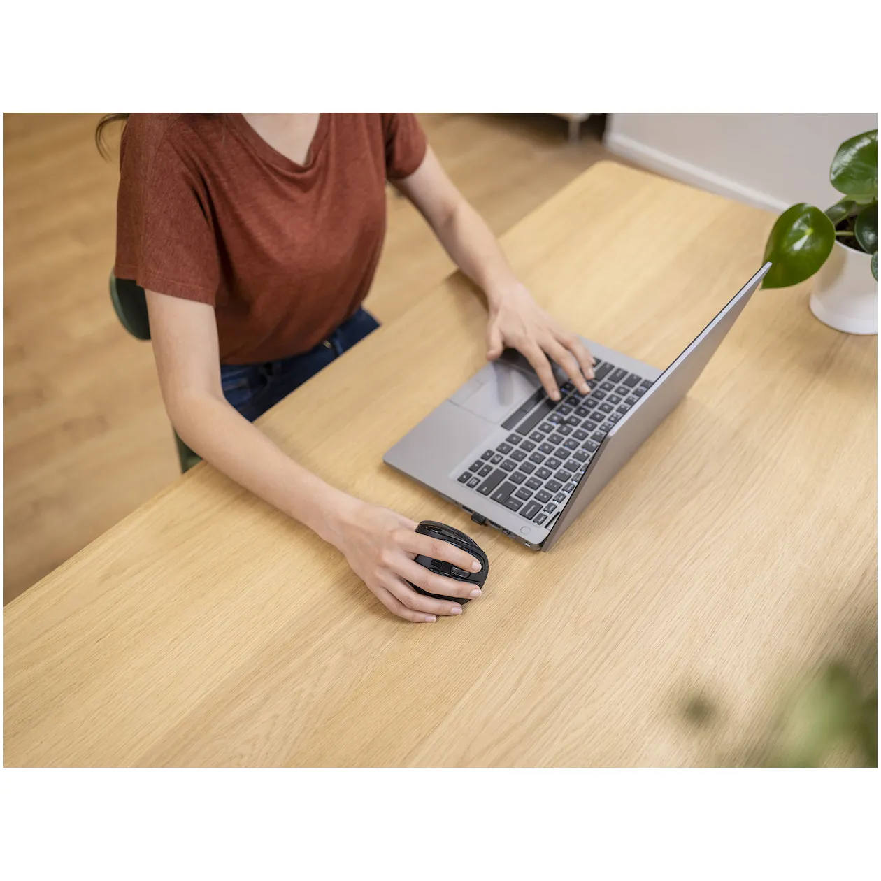 iClever Draadloze verticale ergonomische muis, oplaadbaar, draadloos, met muis, jiggler, stil, 2,4 G, USB, draadloze muis voor laptop, computer, draadloze muis voor pc, Windows, Mac OS-, zwart