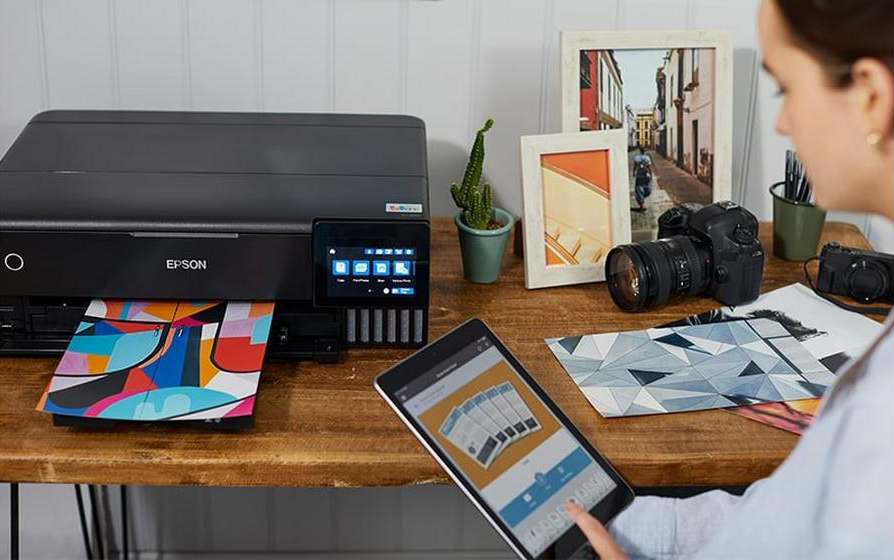 Vrouw print foto's van een tablet met een Epson EcoTank-printer