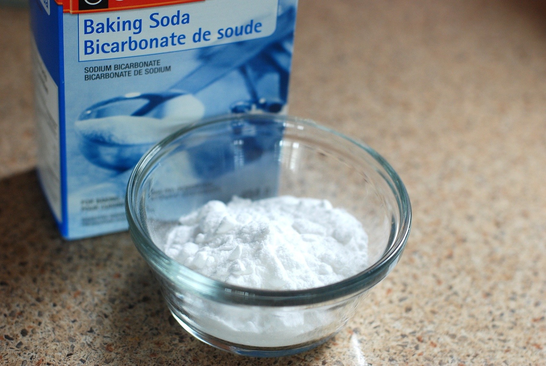 Afvoer ontstoppen met baking soda en azijn