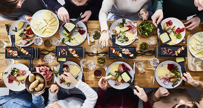 Gezellige gourmettafel van boven tijdens kerst