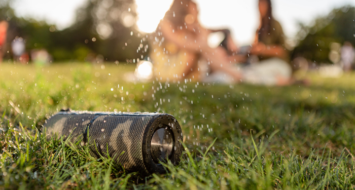 Bluetooth speaker buiten in het park