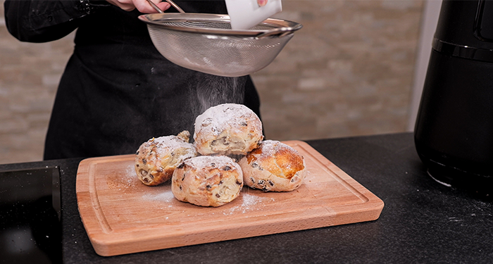 Dé oudejaarslekkernij: zo maak je oliebollen in de airfryer