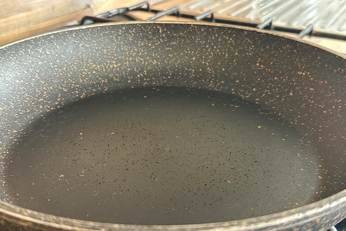 Pan met aangetaste antiaanbaklaag