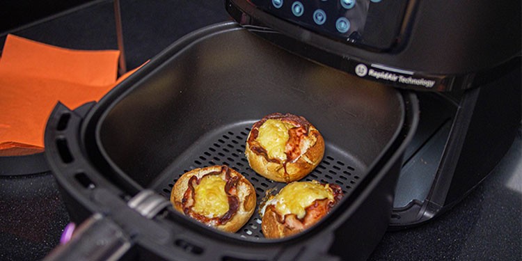 Gevulde kaiserbroodjes met ei, ontbijtspek en kaas uit de airfryer