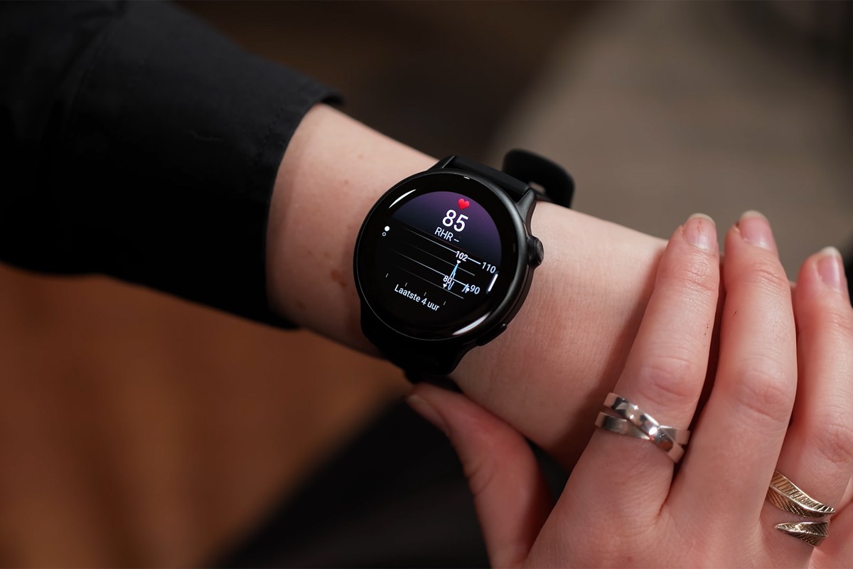 LG OLED FLEX met buigbaar scherm Garmin Vivoactive 6 smartwatch om de pols met een hartslagmeter die 85 BPM aangeeft