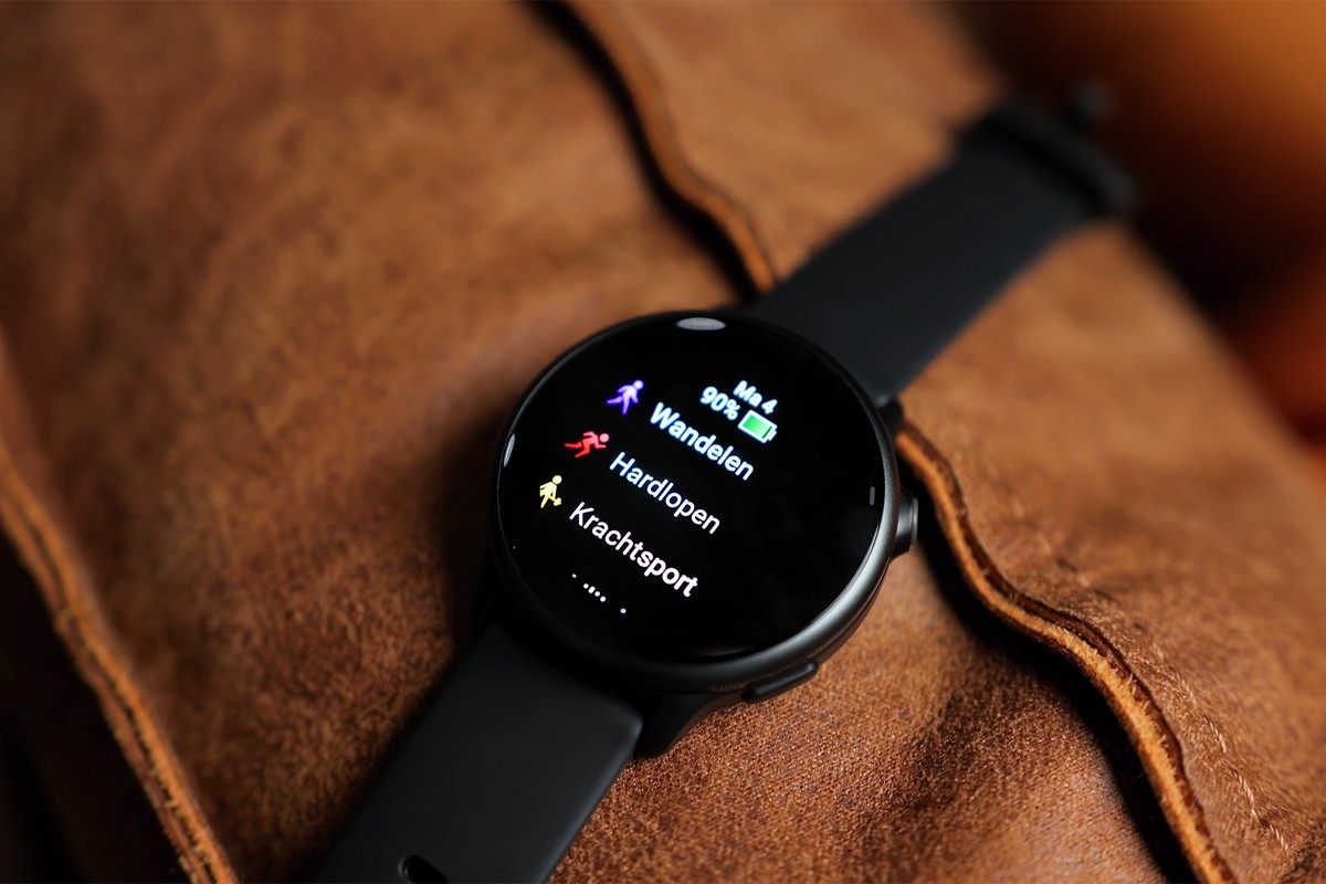 Garmin Vivoactive 6 Close-up van de Garmin Vivoactive 6 smartwatch met op het scherm apps voor wandelen, hardlopen en krachtsport