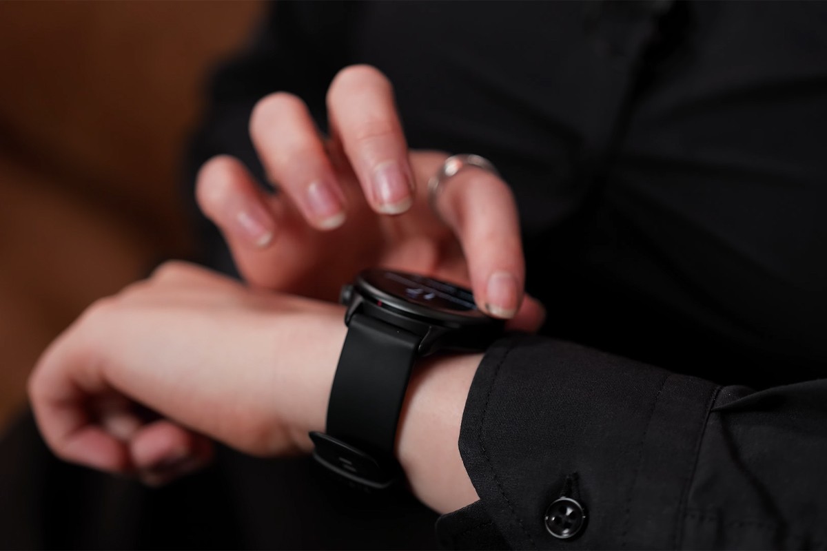 Garmin Vivoactive 6 Garmin Vivoactive 6 om de pols van een persoon die met vingers het touchscreen bedient