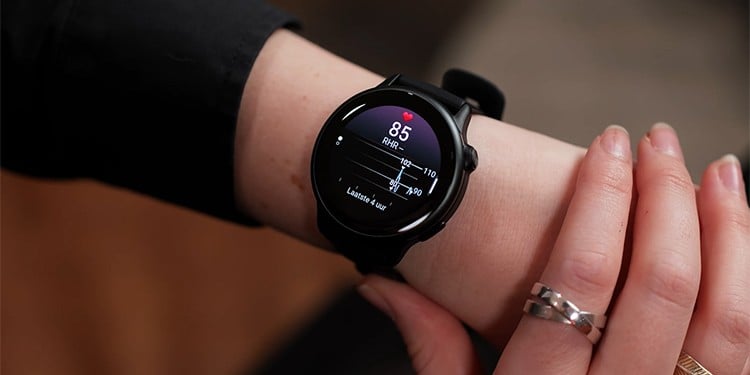 Garmin Vivoactive 6 om een pols laat hartslag van 85 zien