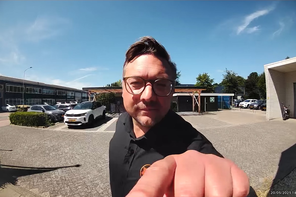 Opnamekwaliteit Ring videodeurbel Stil beeld van de opnames waarop een man de deurbel indrukt