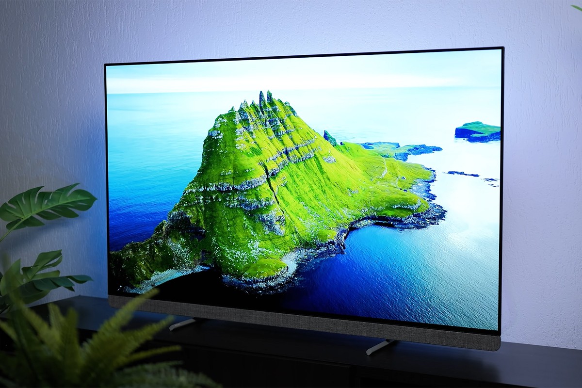 Philips OLED+ 2025 Philips OLED+ tv waarop een haarscherp groen eiland wordt weergegeven met opvallende rotspartijen dat omgeven is door helderblauw water.