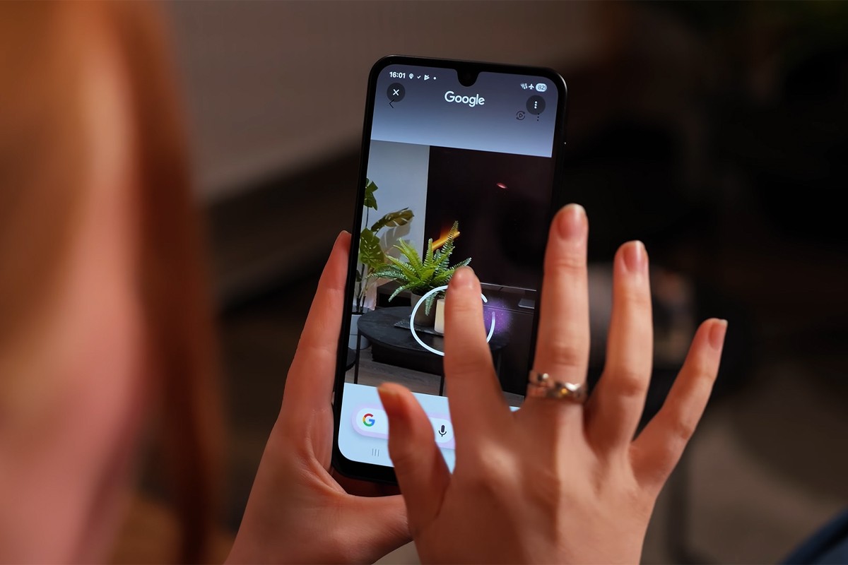 Samsung Galaxy A17 Vrouw gebruikt de Google Circle to Search op een Samsung Galaxy A17-smartphone