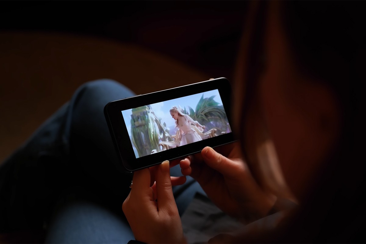 Samsung Galaxy A17 Een vrouw kijkt een film of serie de Samsung Galaxy A17 in liggende stand