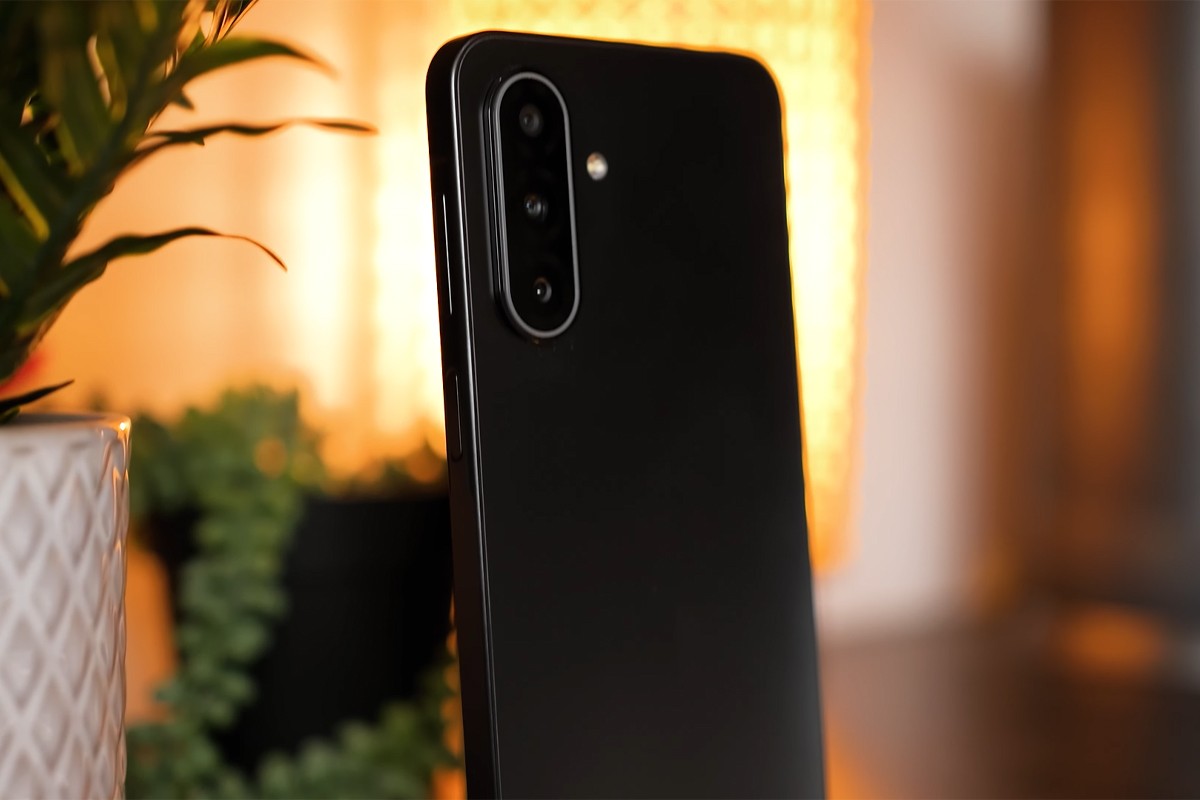 Samsung Galaxy A17 Close-up van de achterkant van een zwarte Samsung Galaxy A17, waarbij de focus ligt op de verticale cameramodule met drie lenzen en een LED-flitser