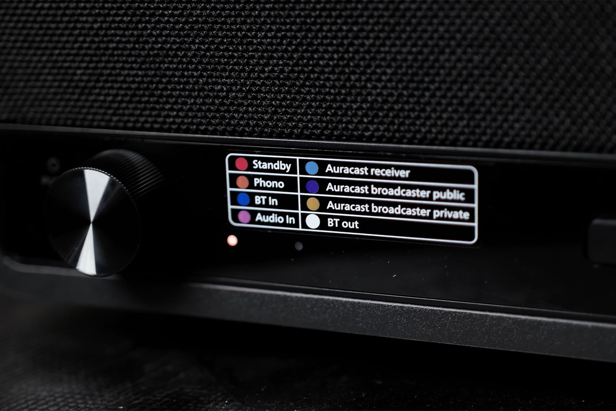 Philips The Stevie Close-up van de Philips The Stevie met een grote volumeknop links en een reeks gekleurde bolletjes rechts die verschillende functies aanduiden, zoals “Standby”, “Phono”, “BT In” en “Audio In”.