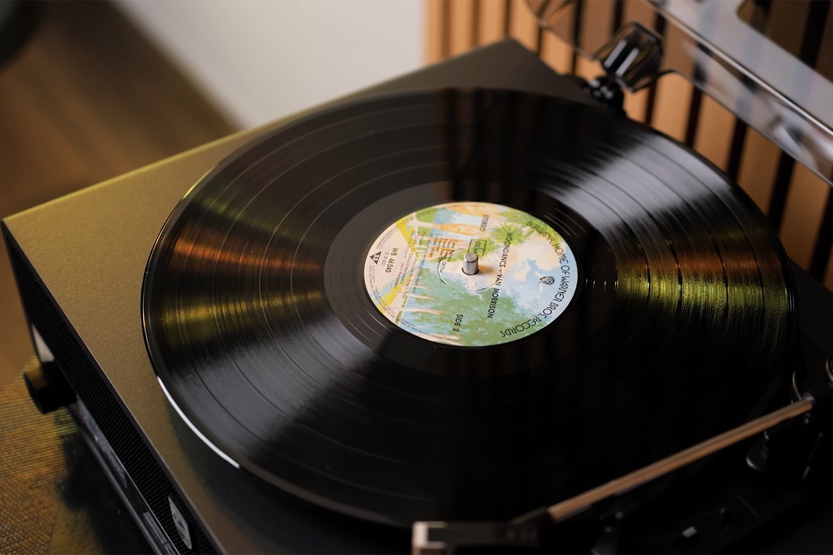 Philips The Stevie Close-up van een zwarte vinylplaat die draait op de Philips The Stevie, waarbij het middenlabel met kleurrijke opdruk goed zichtbaar is en de toonarm net boven de rand van de plaat hangt.
