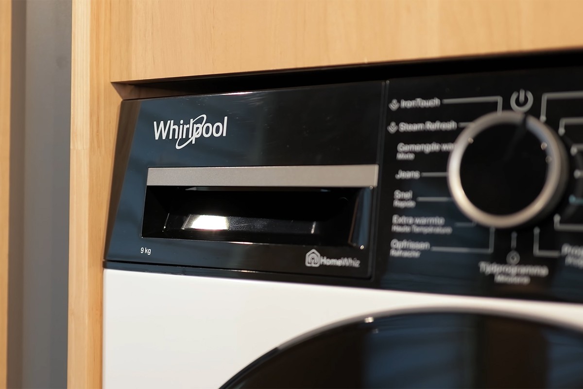 Close-up van het bedieningspaneel van een Whirlpool-droger, waarop links het Whirlpool-logo en de HomeWhiz-aanduiding zichtbaar zijn.