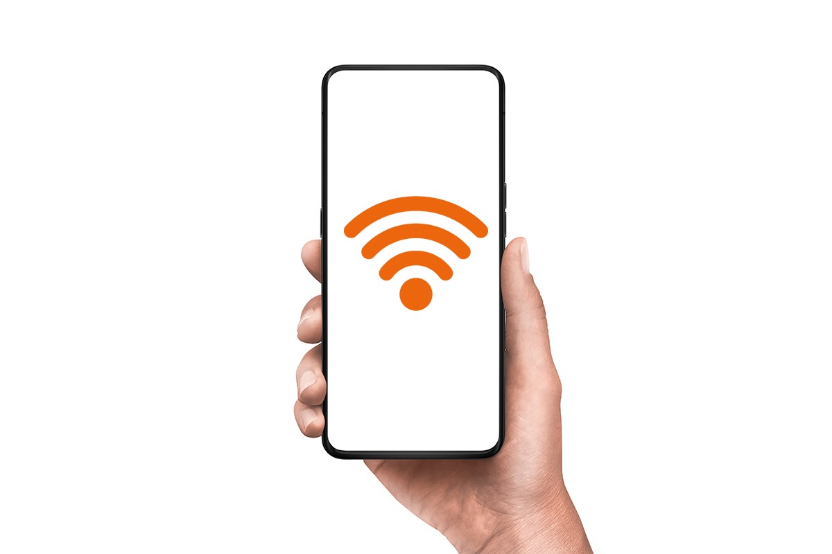 Een hand houdt een smartphone rechtop met op het scherm een groot oranje wifi-symbool.