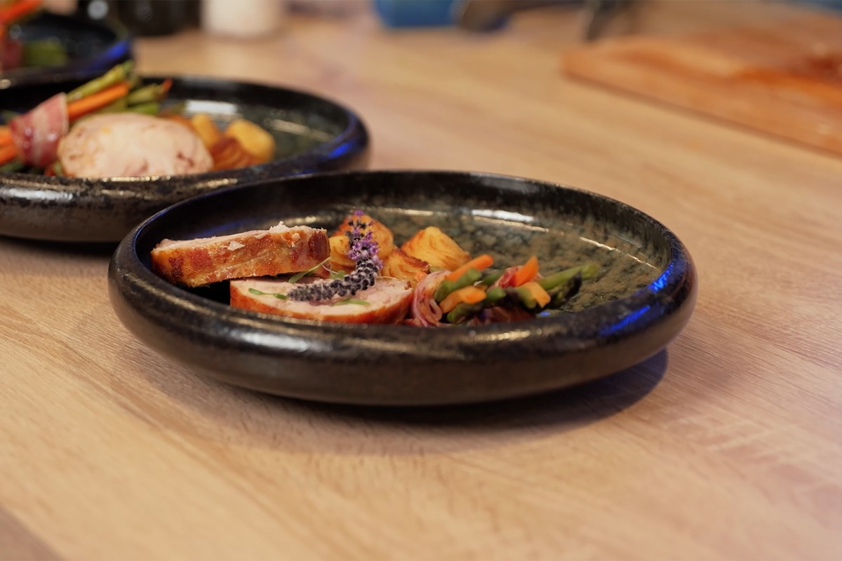 Kalkoenrollade uit de airfyer geserveerd op een bord