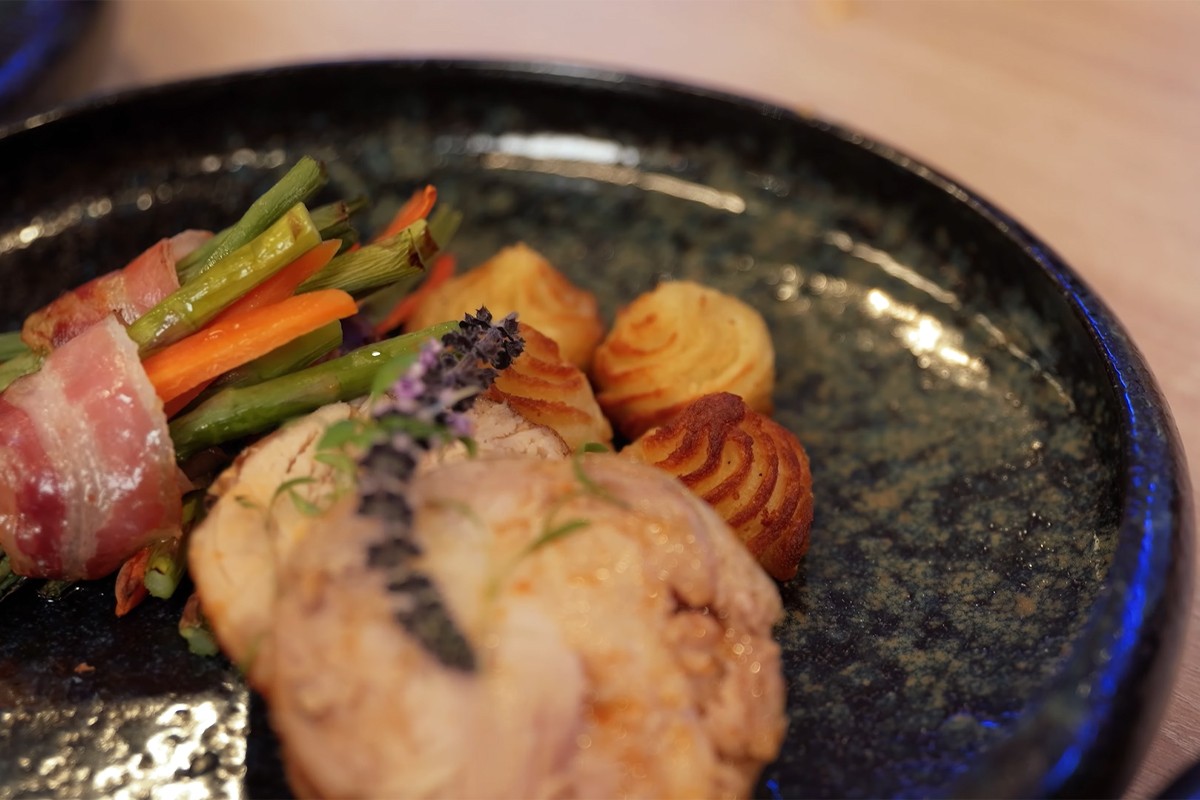 Kalkoenrollade uit de airfryer geserveerd op een bord