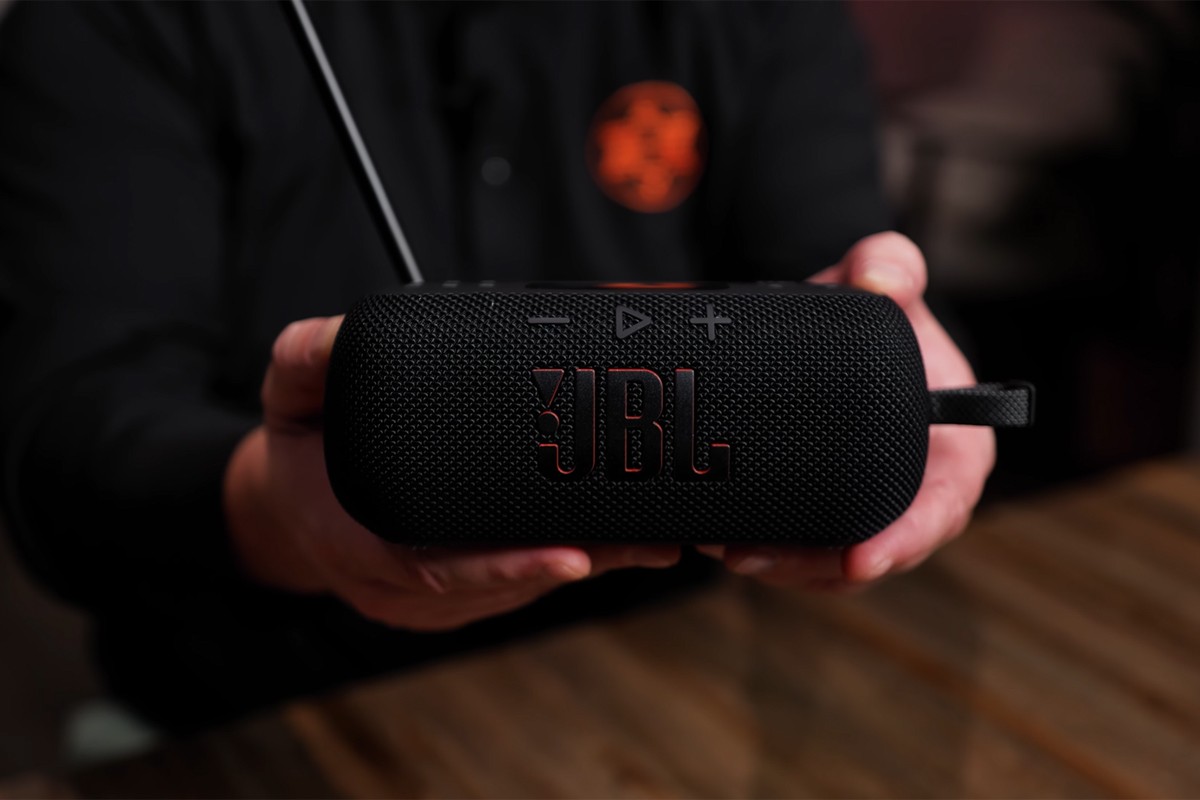 Close-up van de JBL Tuner 3 in de handen van een persoon