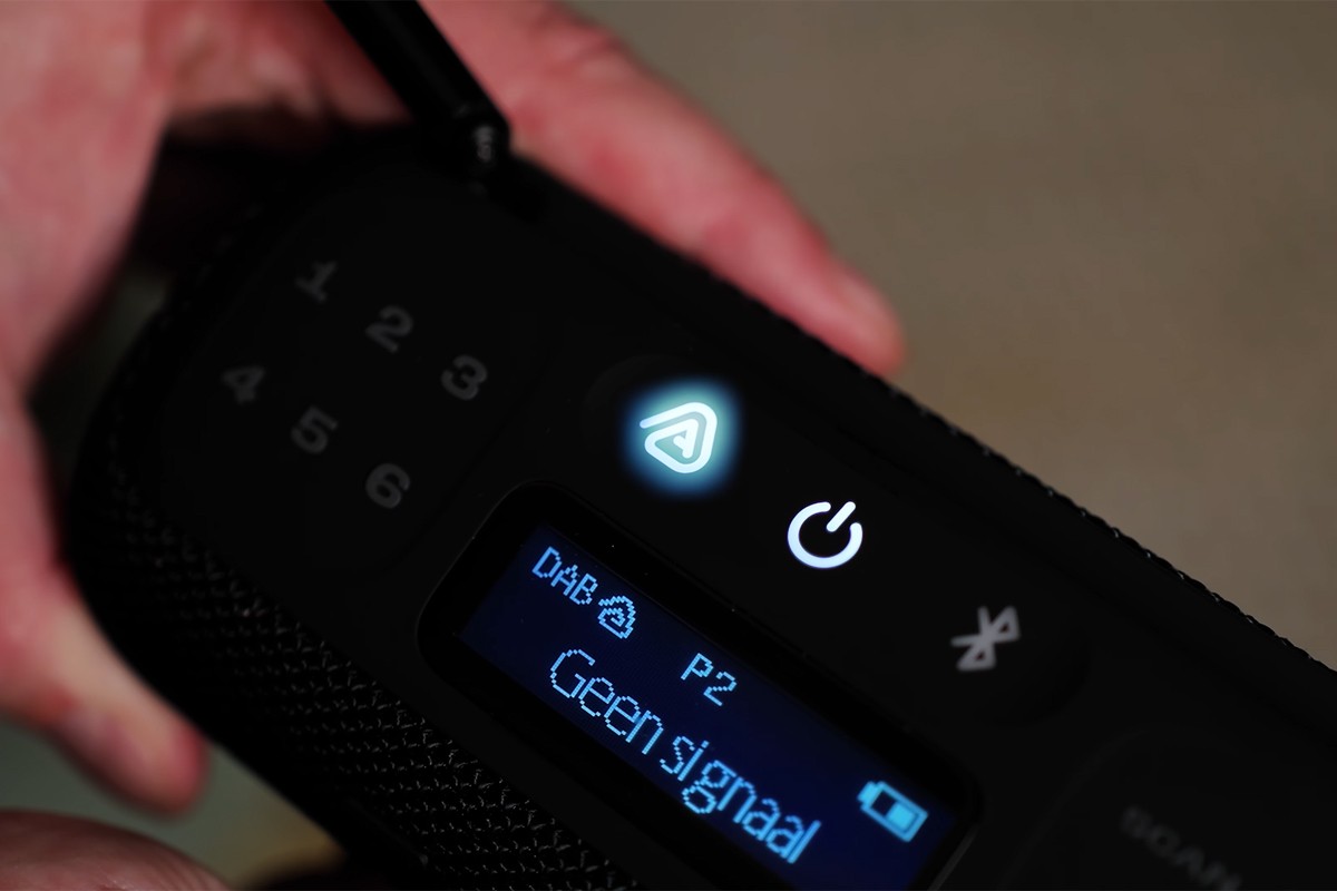 Knop voor Auracast op de JBL Tuner 3 gehighlight