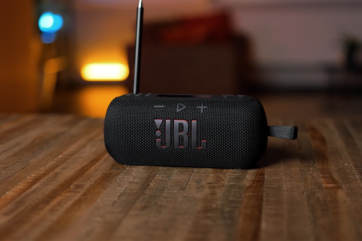Close-up van de JBL Tuner 3 op een houten tafel