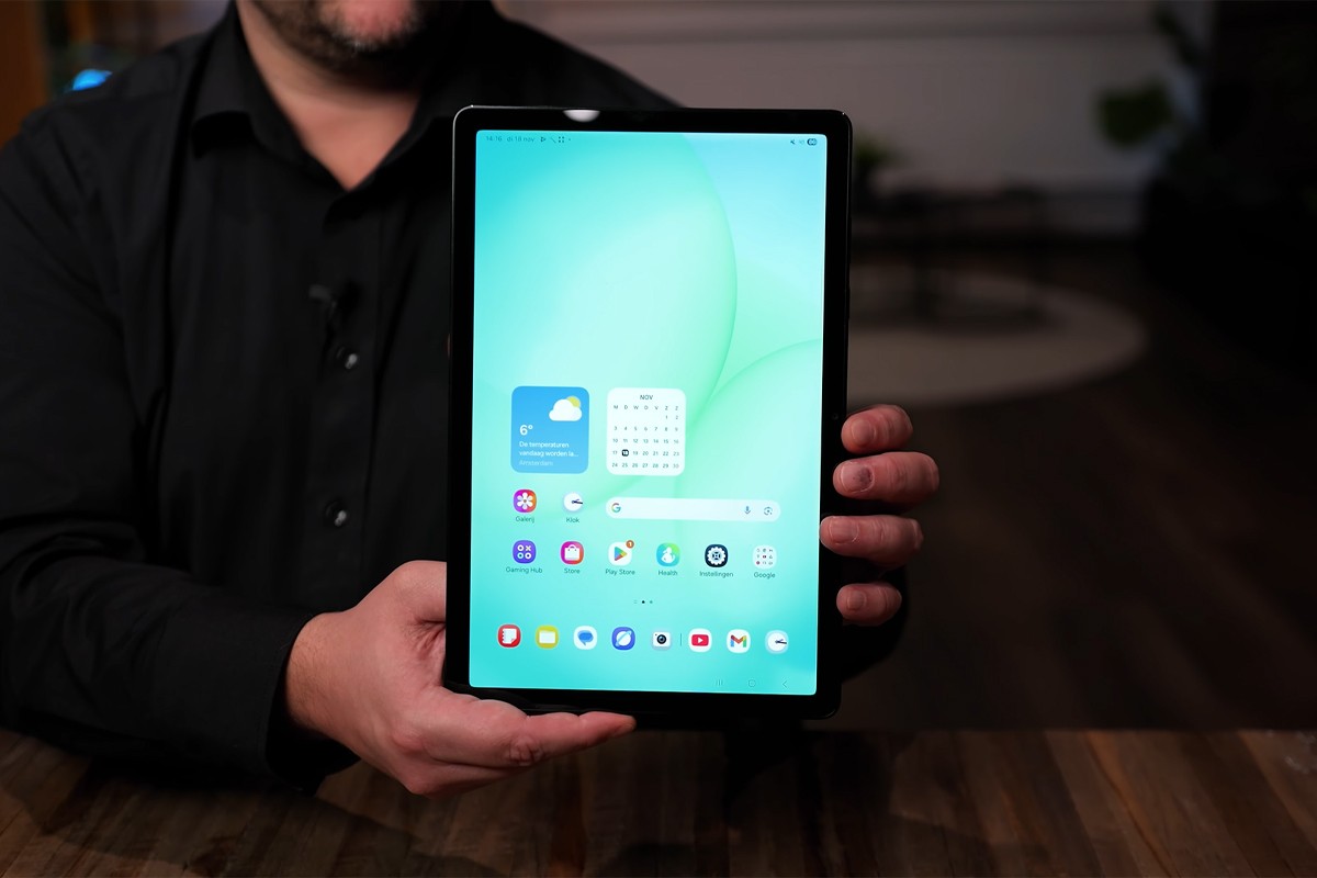 Persoon presenteert de Samsung Galaxy Tab A11 Plus richting de camera