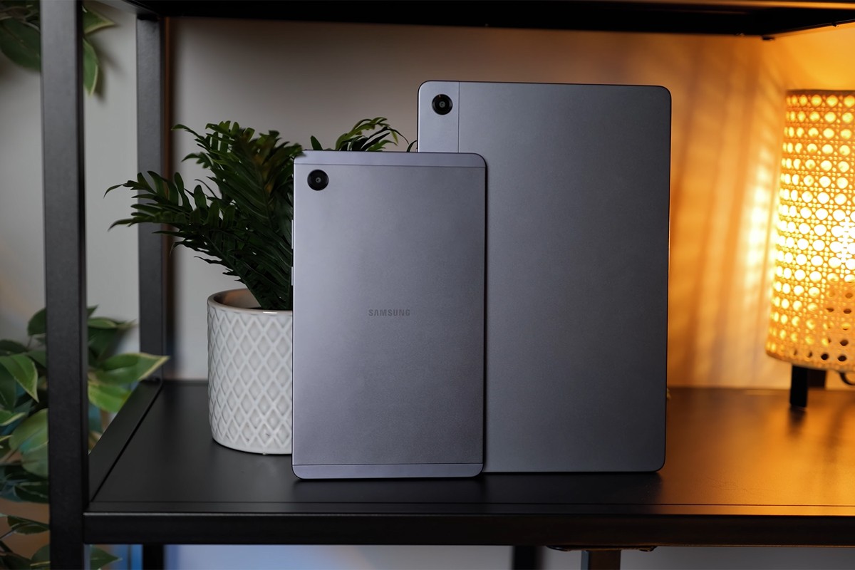 Samsung Galaxy Tab A11 en Galaxy Tab A11 Plus staan tegen elkaar aan in een zwarte kast. Het verschil in grootte is goed zichtbaar.