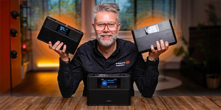 Kenwood radio's in de handen van presentator Antoine zittend achter een tafel