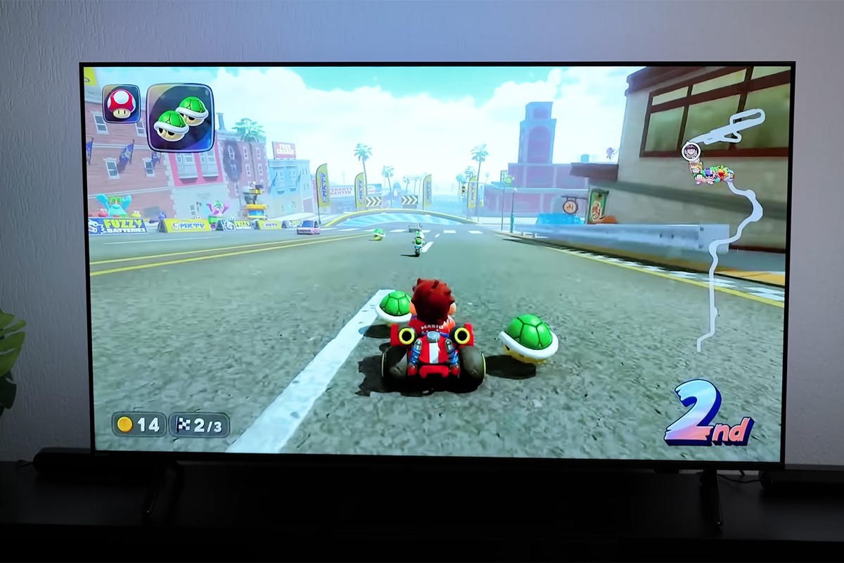 Philips MLED910 tv waarop Mario Kart wordt gespeeld