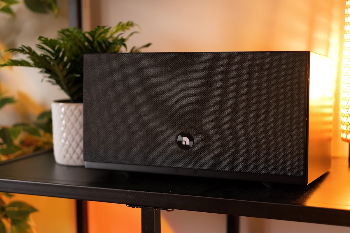 Close-up van de Audio Pro C10 MKII die in een zwarte kast staat.